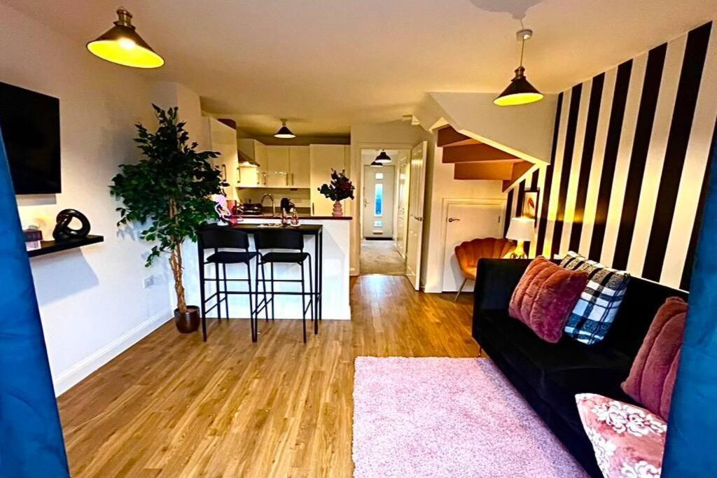 Lotus Haus - Wellington Homes - With Off Road Parking Holiday home