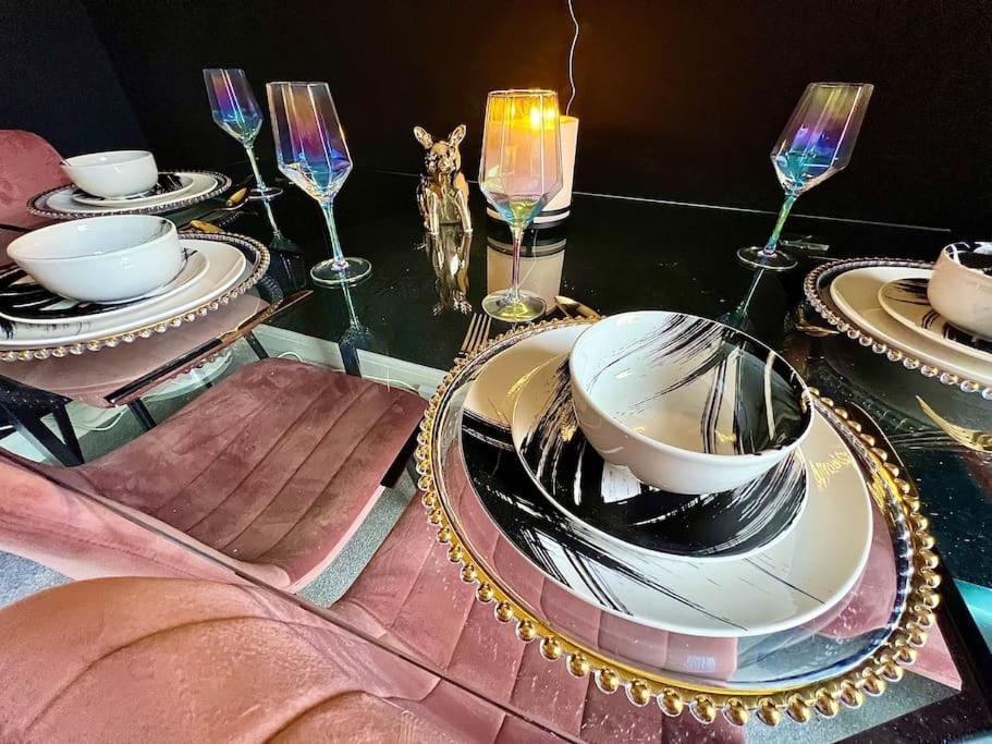 Lotus Haus - Wellington Homes - With Off Road Parking Holiday home *